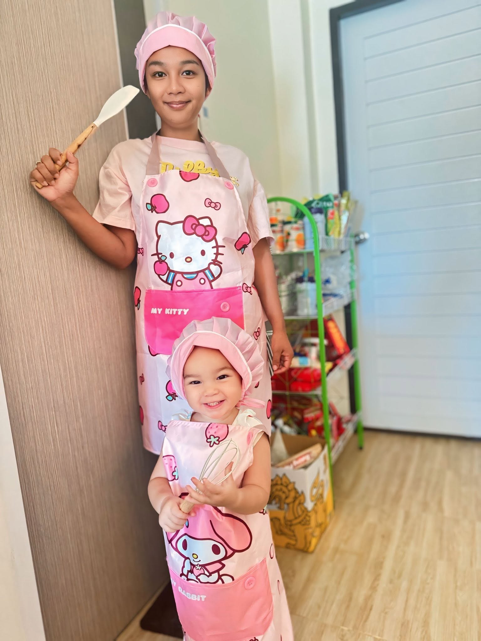 คิกและชาร์ลอตต์กำลังอบขนมด้วยกัน / Kik and Charlotte baking together