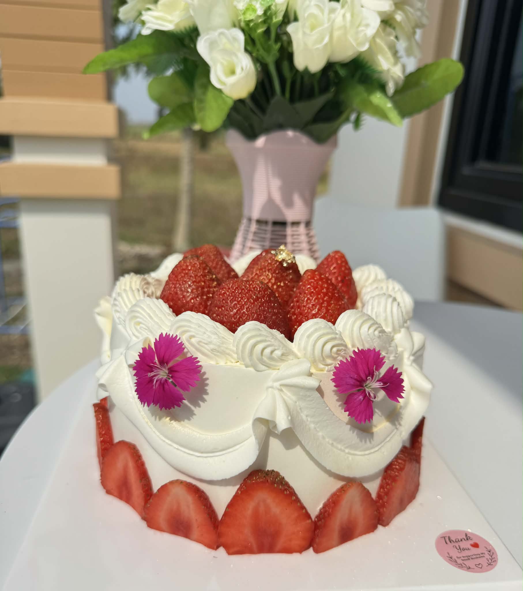 Strawberry Floral Cake / เค้กสตอร์เบอร์รี่ดอกไม้สด