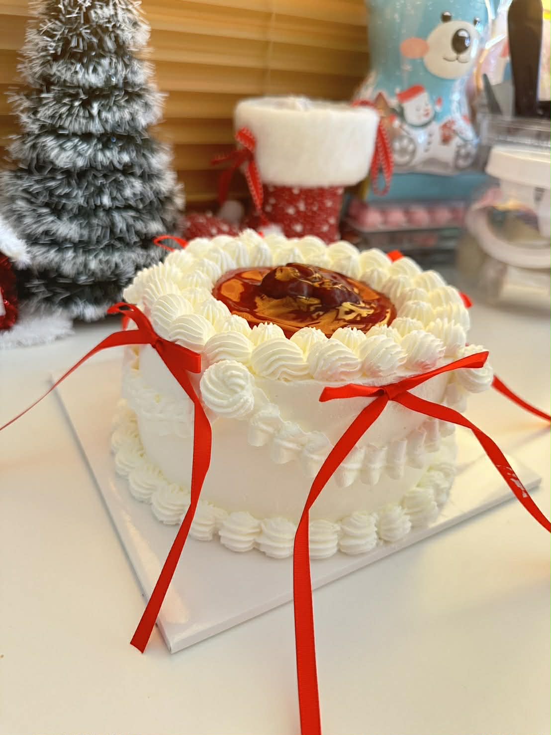 White Gift Box Cake / เค้กกล่องของขวัญโบว์แดง